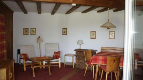 Eckbank mit Tisch und Stühlen, links Sessel mit Ablage