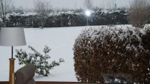 Blick vom Wohnraum durch Fenster im Winter